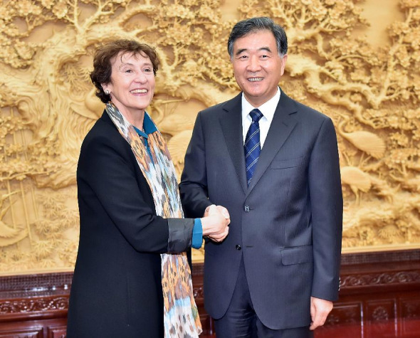 Chinese Vice Premier Wang Yang (R) meets with US deputy national security advisor for international economics Caroline Atkinson in Beijing, capital of China, Oct. 24, 2014. (Xinhua/Li Tao)