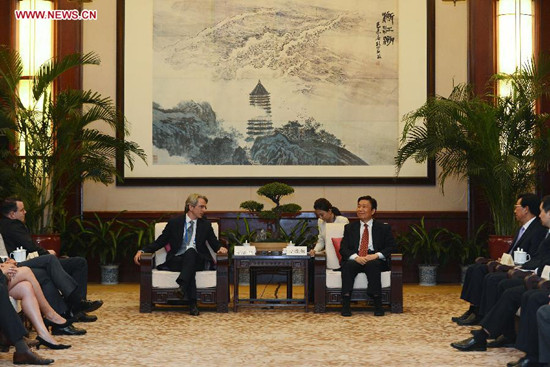 Chinese Vice President Li Yuanchao (R) meets with representatives attending the second Sino-France young leaders' forum in Hangzhou, capital of east China's Zhejiang Province, Oct. 25, 2014. (Xinhua/Ju Huanzong) 