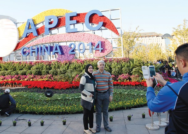 Sunshine and blue sky brought tourists back out on the streets of Beijing on Sunday thanks to a strong wind that blew away the smog of the previous few days. WANGZHUANGFEI/ CHINA DAILY  