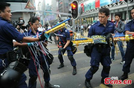 Hong Kong police remove blockades erected by Occupy Central students at a protest site in the bustling area of Mong Kok, Hong Kong on October 17, 2014. (Photo: ECNS) 