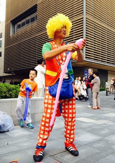 Licensed balloon artist Wang Shiping performs at the Jing An Kerry Centre yesterday. -- Rachel Yan