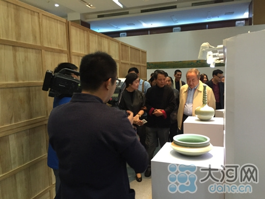 Exhibition visitors examine the porcelain at Glorious Treasures Studio, Beijing, on Oct 20 [Photo / dahe.cn]
