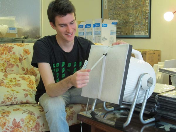 Undated file photo of Gus Tate from the United States. He straps a high-efficiency particulate absorption filter onto a fan to make a do-it-yourself filtration kit. Photo provided to China Daily  