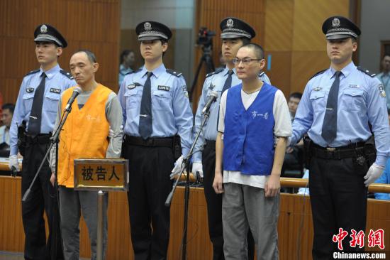 Han Lei (in blue vest) waits for the announcement of the Beijing No. 1 Intermediate People's Court, Oct 31, 2014. (Photo/Chinanews.com)