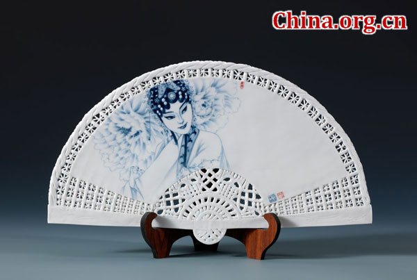 A porcelain work by Qiu Meigui, a senior art master from Dehua County in Fujian Province, on display in Yuyuantan Park in Beijing. [Photo by Chris Parker/China.org.cn]