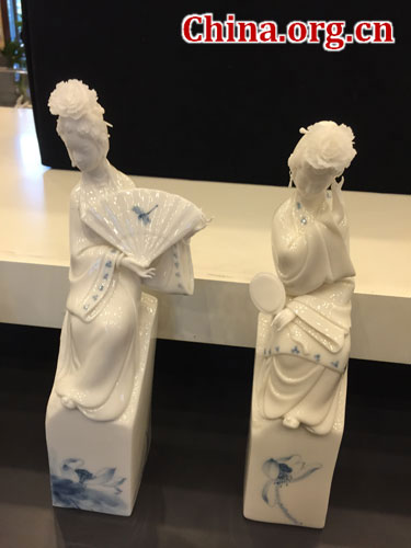 A porcelain work by Qiu Meigui, a senior art master from Dehua County in Fujian Province, on display in Yuyuantan Park in Beijing. [Photo by Chris Parker/China.org.cn]