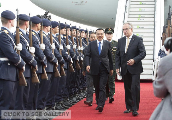 Chinese Premier Li Keqiang is welcomed upon his arrival in Berlin, Germany, Oct 9, 2014. (Xinhua/Li Xueren) 