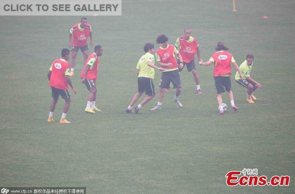 Brazil's national soccer team players join a training session amid smog in Beijing on Thursday, October 9, 2014. [Photo/CFP]
