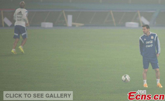 Lionel Messi (R) in a training session in heavy smog in Beijing, Oct.9, 2014. (Photo: CFP)