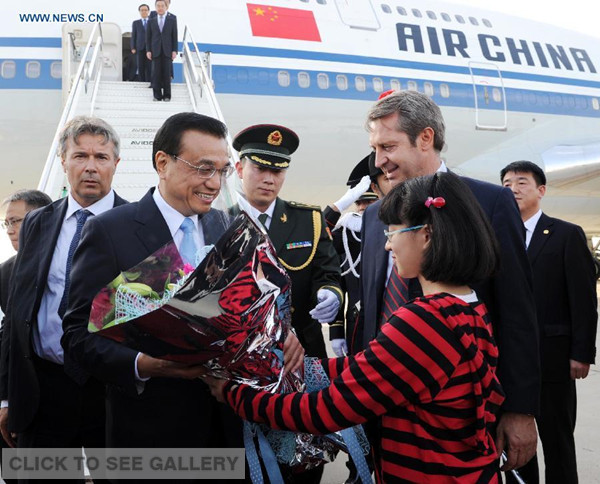 Chinese Premier Li Keqiang is welcomed upon his arrival in Rome, Italy, Oct 14, 2014. (Xinhua/Rao Aimin) 