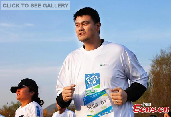 In the 24-hour relay race launched by Yao Ming himself, the basketball stat finshes a total of 7,000 meters in two rounds. (Photo: chinanews.com)