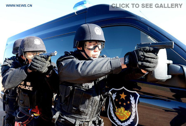Chinese and Russian policemen attend a joint anti-terror drill in Manzhouli City, north China's Inner Mongolia Autonomous Region, Oct 20, 2014. In order to boost coordinated ability to fight terrorism in the border region, Chinese and Russian police held a anti-terror drill on Monday, which involves planning hostage rescues and physical competitions between both squads. (Xinhua/Zhang Ling) 