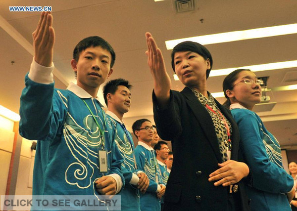 Volunteers have an etiquette class during a training in Beijing, China, Oct 21, 2014. Beijing has launched a week-long etiquette training program for 2,280 volunteers serving at the APEC Economic Leaders' Week scheduled for early November. (Xinhua/Li Wen) 