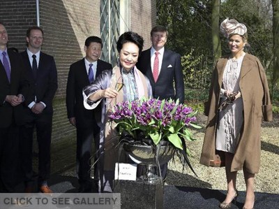 Chinese President Xi Jinping (back, 3rd L) and his wife Peng Liyuan (front) visit a tulip exhibition, accompanied by Dutch King Willem-Alexander (back, 2nd R) and Queen Maxima (back, 1st R) , at Keukenhof in Lisse, the Netherlands, March 23, 2014.  (Photo: Xinhua)