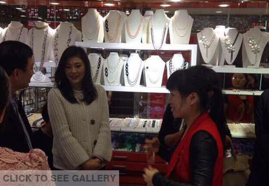 Former Thai prime Minister Yingluck Shinawatra (C) shops at the Silk Market on Wednesday, Oct. 29, 2014. (Photo: People.com.cn)