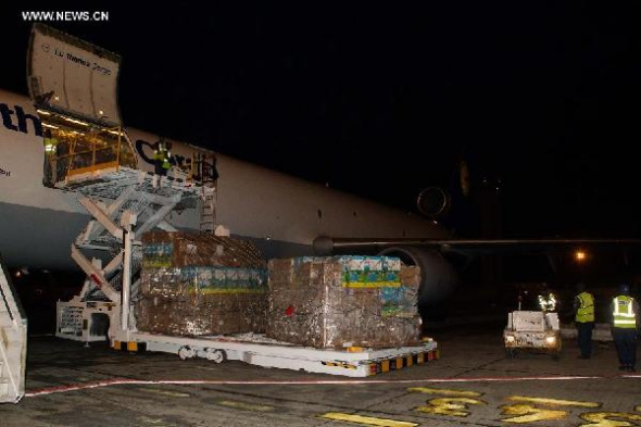 Workers unload the anti-Ebola materials from China at the airport in Dakar, Senegal, Nov. 1, 2014. A new batch of Chinese government aid, including Personal Protection Equipment (PPEs), body temperature detectors and scanners arrived at Dakar, Senegal on Saturday, to help fight the Ebola epidemie spreaded in West Africa. (Xinhua/Li Jing)