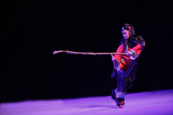 A witch waves her magic cane in the reproduction of Beauty and the Beast in Gaojia opera, a Chinese opera in Fujian. The opera will tour China and Europe next year. [Photo/China Daily]