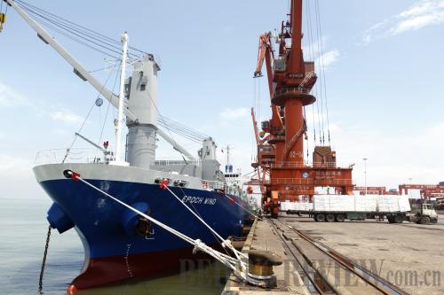 THE POWER OF TRADE: Pulp imported from Indonesia is unloaded in Qinzhou, south China's Guangxi Zhuang Autonomous Region, on May 28, before being processed into paper products that will be sold around the world (WANG SHEN)