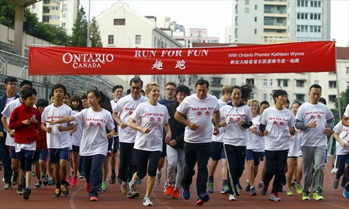 Kathleen Wynne (fourth from left), the premier of Ontario, Canada, jogs with a group of students in Shanghai Tuesday at the Run for Fun. Photo: Yang Hui/GT
