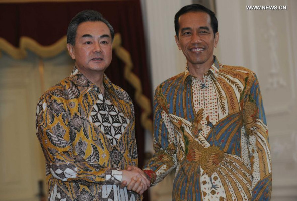 Indonesian President Joko Widodo (R) meets with visiting Chinese Foreign Minister Wang Yi at the Presidential Palace in Jakarta, Indonesia, Nov. 3, 2014. Wang Yi was on a two-day visit to Indonesia from Nov 2 to 3. (Xinhua/Agung Kuncahya B.)