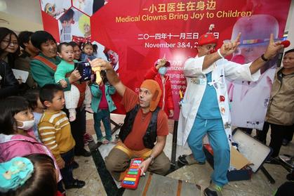 Israeli medical clowns Nir Raz (left) and Sarhan Mahamid entertain young patients at the Shanghai Childrens Medical Center yesterday.  Wang Rongjiang