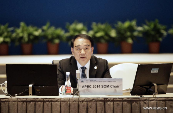 Chinese deputy Foreign Minister Li Baodong, also Chair of the Asia-Pacific Economic Cooperation (APEC) 2014 Senior Officials Meeting (SOM), speaks during the Concluding SOM at China National Convention Center in Beijing, capital of China, Nov. 5, 2014. The APEC 2014 CSOM will be held here from Nov 5 to 6. (Xinhua/Yin Gang)