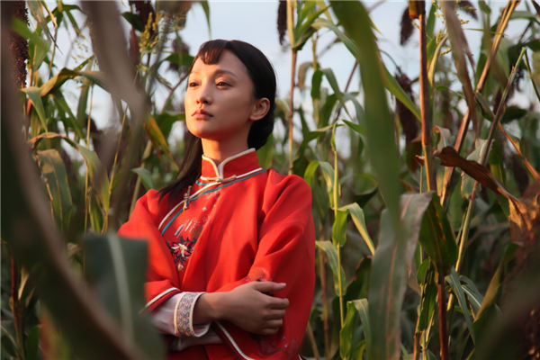 The 40-year-old film star Zhou Xun plays a 19-year-old protagonist in the 60-episode TV series Red Sorghum. Photo provided to China Daily  
