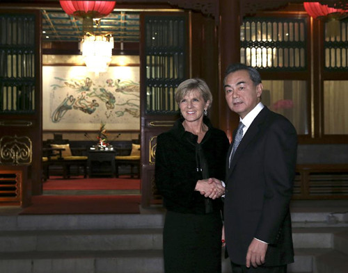 Chinese Foreign Minister Wang Yi (R) meets with Australian Foreign Minister Julie Bishop, who is here to attend the APEC ministerial meeting, in Beijing, capital of China, Nov. 6, 2014. (Xinhua/Pang Xinglei)