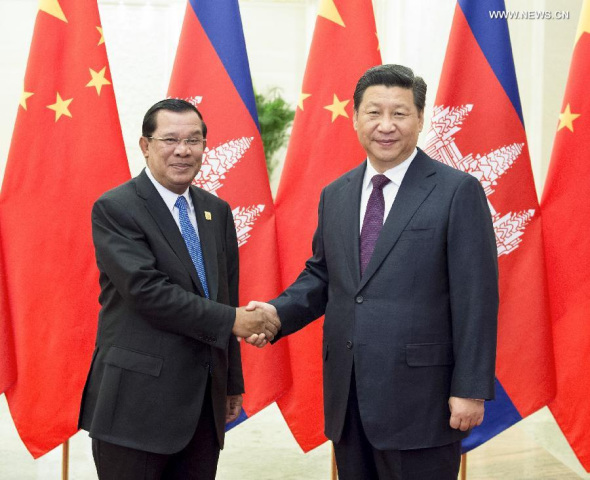 Chinese President Xi Jinping (R) meets with Cambodian Prime Minister Hun Sen at the Great Hall of the People in Beijing, capital of China, Nov. 7, 2014. (Xinhua/Wang Ye)