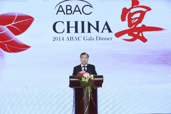 Chinese Vice Premier Wang Yang addresses the 2014 APEC Business Advisory Council (ABAC) Gala Dinner at the Great Hall of the People in Beijing, capital of China, Nov. 7, 2014. (Xinhua/Ding Lin)