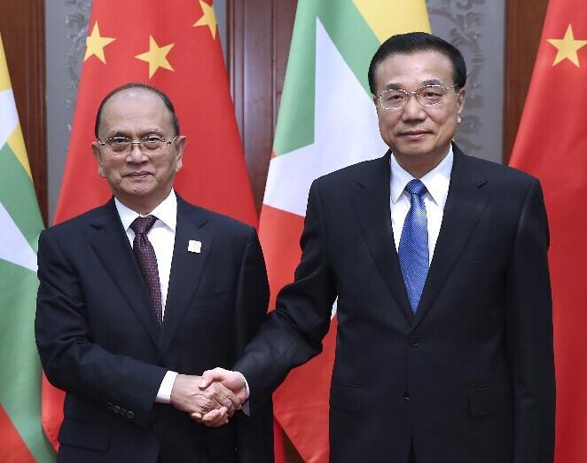 Chinese Premier Li Keqiang (R) shakes hands with Myanmar President U Thein Sein during their meeting at the Great Hall of the People in Beijing, capital of China, Nov. 8, 2014. (Xinhua/Pang Xinglei)