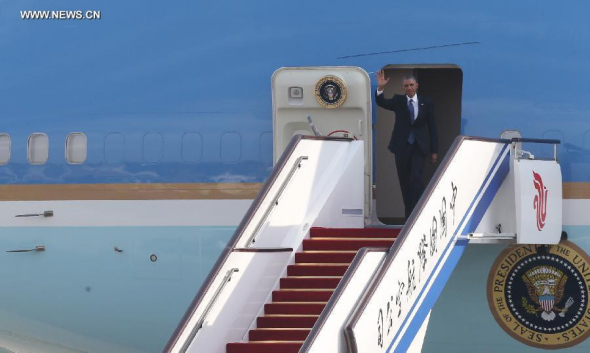 US President Barack Obama arrives in Beijing, China, Nov. 10, 2014. Obama is in Beijing to attend the 22nd Asia-Pacific Economic Cooperation (APEC) Economic Leaders' Meeting and pay a state visit to China. (Xinhua/Xing Guangli)