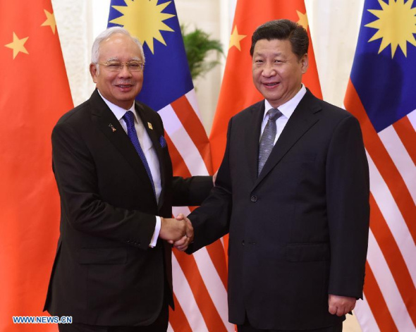 Chinese President Xi Jinping (R) meets with Malaysian Prime Minister Najib Razak in Beijing, China, Nov. 10, 2014. (Xinhua/Ma Zhancheng)
