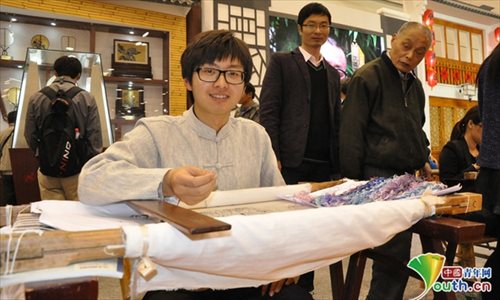 Zhang Xue attracts many visitors. Photo: Youth.cn