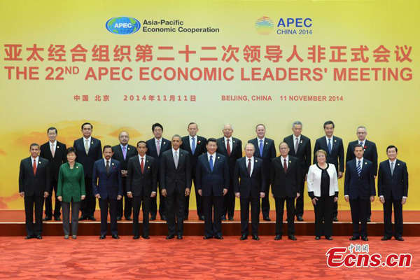 Chinese President Xi Jinping (C, front) and other participants of the 22nd APEC Economic Leaders' Meeting pose for a group photo at the Yanqi Lake International Convention Center in Beijing on Tuesday, Nov 11, 2014. The meeting kicked off in Beijing on Tuesday morning. [Photo: China News Service/Liao Pan] 