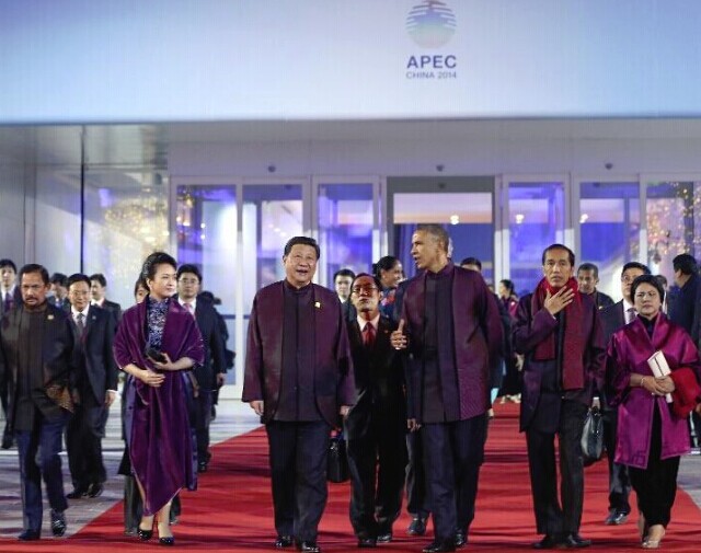 Chinese President Xi Jinping (3rd L, front), his wife Peng Liyuan (2nd L, front), Brunei's Sultan Hassanal Bolkiah (L, front), U.S. President Barack Obama (3th L, front), Indonesian President Joko Widodo (4th L, front) walk to watch a firework show together with other participants of the 22nd APEC Economic Leaders' Meeting and their spouses after a welcome banquet in Beijing, capital of China, Nov. 10, 2014. (Xinhua/Lan Hongguang)