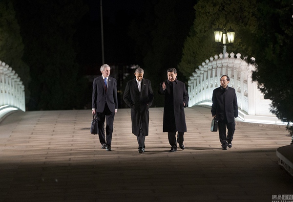 President Xi Jinping and US President Barack Obama go on a stroll in Zhongnanhai, the area of Beijing known as the heart of the government, on Tuesday evening, Nov 11, 2014.[Photo/Xinhua]