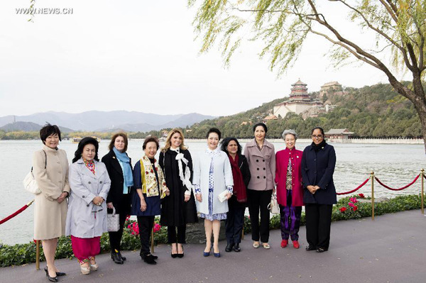 Peng Liyuan (6th L), wife of Chinese President Xi Jinping, poses for photo with Akie Abe (L), wife of Japanese prime minister Shinzo Abe, Rosmah Mansor (2nd L), wife of Malaysia's Prime Minister Najib Razak, Bronagh Key (3rd L), wife of New Zealand's Prime Minister John Key, Susan Chu (4th L), wife of Honorary Chairman of Taiwan-based Cross-Straits Common Market Foundation Vincent Siew, Angelica Rivera Hurtado (5th L), wife of Mexican President Enrique Pena Nieto, Iriana Widodo (4th R), wife of Indonesian President Joko Widodo, Naraporn Chan-ocha (3rd R), wife of Thailand's Prime Minister Prayuth Chan-ocha, Ho Ching (2nd R), wife of Singapore's Prime Minister Lee Hsien Loong, and Lynda Babao (R), wife of Papua New Guinea Prime Minister Peter O'Neill, during a visit to the Summer Palace in Beijing, China, Nov. 11, 2014. Peng invited the wives of some leaders and representatives from the Asia-Pacific Economic Cooperation (APEC) member economies to visit the Summer Palace on Tuesday. (Xinhua/Huang Jingwen)
