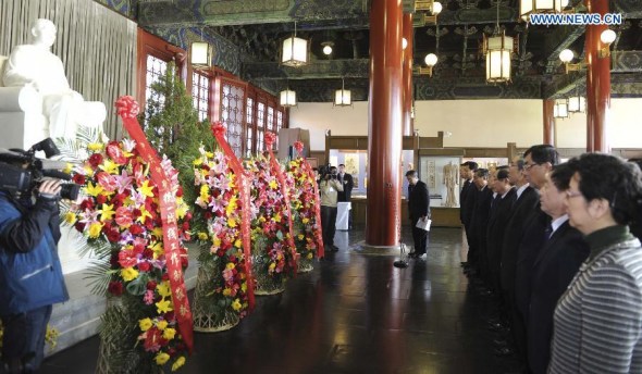 Representatives of the National Committee of the Chinese People's Political Consultative Conference commemorate the 148th birthday anniversary of Sun Yat-sen at the Sun Yat-sen Park in Beijing, capital of China, Nov. 12, 2014. (Xinhua/Zhang Duo)