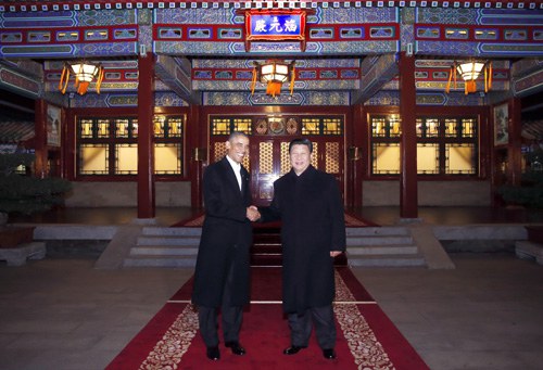 NO-NECKTIE SUMMIT: Chinese President Xi Jinping and his US counterpart Barack Obama shake hands before an informal meeting at the Zhongnanhai leadership compound in Beijing on November 11 (JU PENG)