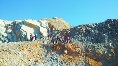 Archeologists work the excavation site at Luotuoshan Mountain near Dalian, Northeast China's Liaoning province. [Photo/Guangming Daily]