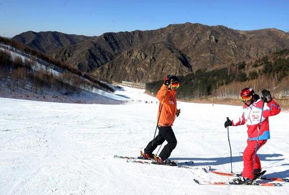 Tourists ski at a ski resort in Zhangiiakou, the co-host city of Beijing's bid for the 2022 Olympic Winter Games, Feb 12, 2014. [Photo/Xinhua]