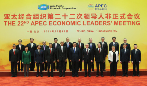 ONE BIG FAMILY: APEC economic leaders pose for a group photo during their annual meeting in Beijing on November 11 (YAO DAWEI)