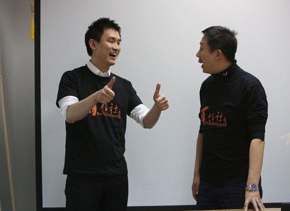 Carl Eo (left) performs crosstalk with fellow enthusiast Lu Daju.  Wang Rongjiang