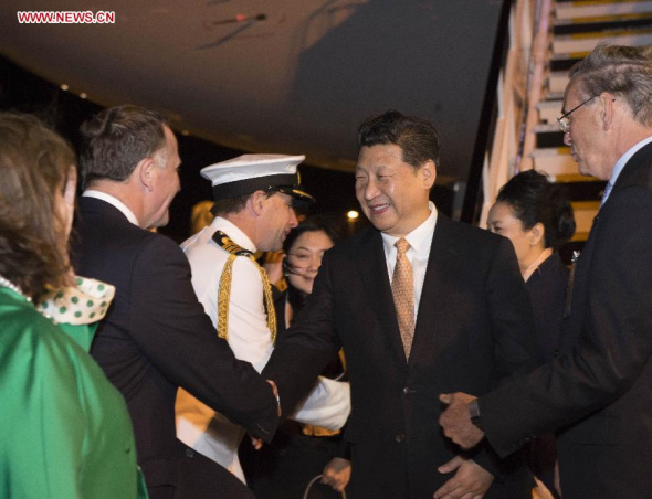 Chinese President Xi Jinping (3rd R) and his wife Peng Liyuan (2nd R) arrive at the airport of Auckland, New Zealand, on Nov. 19, 2014. Xi Jinping arrived Wednesday in Auckland to start his state visit to New Zealand at the invitation of Governor-General Sir Jerry Mateparae and Prime Minister John Key. (Xinhua/Li Xueren)