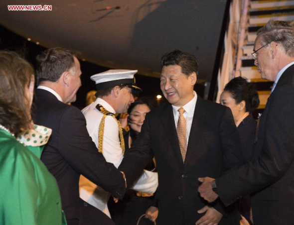 Chinese President Xi Jinping (3rd R) and his wife Peng Liyuan (2nd R) arrive at the airport of Auckland, New Zealand, on Nov. 19, 2014. Xi Jinping arrived Wednesday in Auckland to start his state visit to New Zealand at the invitation of Governor-General Sir Jerry Mateparae and Prime Minister John Key. (Xinhua/Li Xueren)