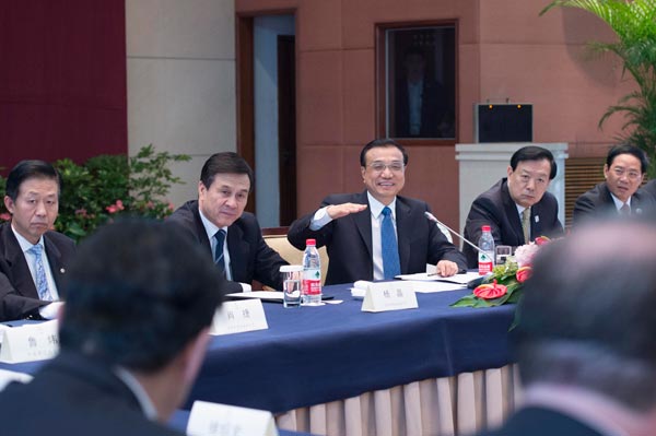 Chinese Premier Li Keqiang (C rear) speaks during his meeting with representatives attending the World Internet Conference, in Hangzhou, East China's Zhejiang province, Nov 20, 2014. Wang Ye / Xinhua