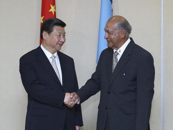 Visiting Chinese President Xi Jinping (L) meets with his Fijian counterpart Epeli Nailatikau in Nadi, Fiji, Nov. 21, 2014. (Xinhua/Yao Dawei)