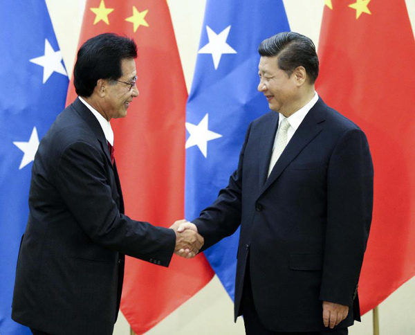 Chinese President Xi Jinping (R) meets with Federated States of Micronesia President Emanuel Mori in Nadi, Fiji, Nov 22, 2014. (Xinhua/Yao Dawei) 