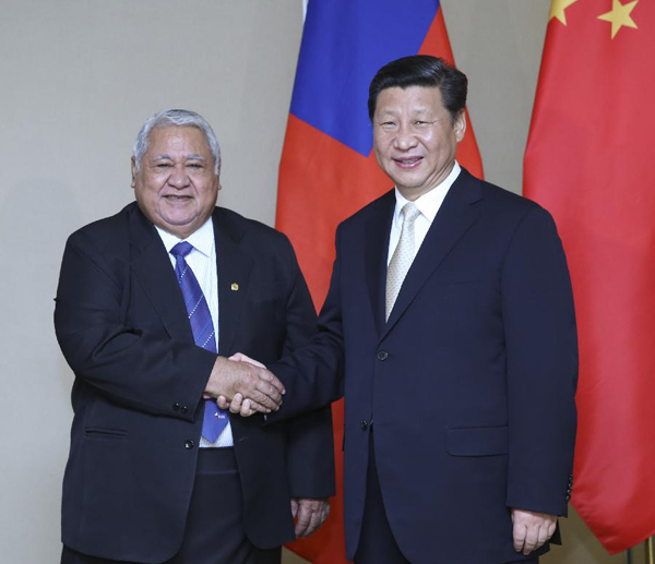 Chinese President Xi Jinping (R) meets with Samoan Prime Minister Tuilaepa Sailele Malielegaoi in Nadi, Fiji, Nov 22, 2014. (Xinhua/Yao Dawei)